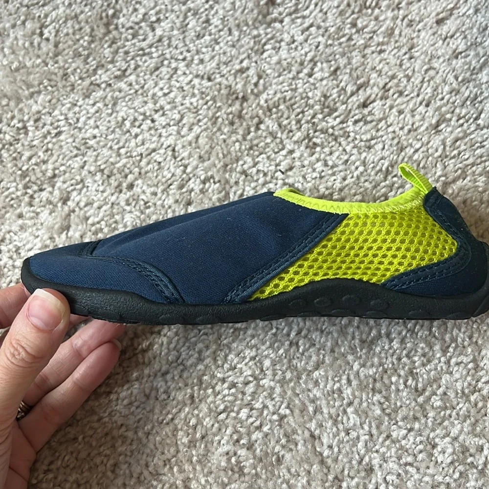 Kids water shoes, size 13/1